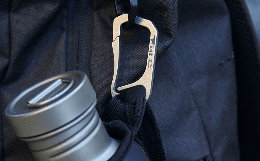This picture shows the water bottle hanging on the carabiner keychain.