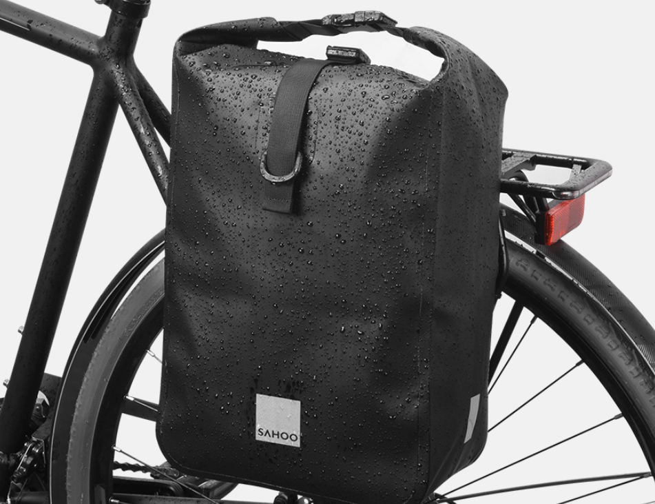 This picture shows the rear pannier bag that can protect against rain.