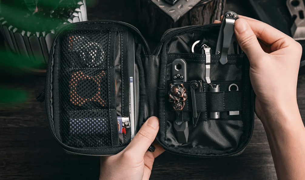 This picture shows the storage of various EDC equipment in the storage bag.